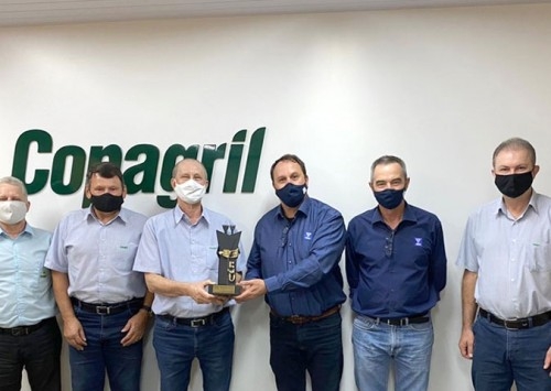 Vetanco entrega troféu em homenagem aos 50 anos da Copagril