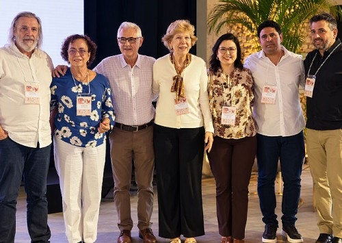 Prof. Angelo Berchieri Junior é homenageado durante o 23º Simpósio de Atualização em Postura Comercial