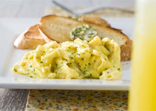 Ovo mexido com torradas e manteiga de ervas