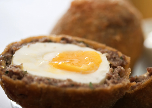 Petisco típico inglês tem ovo no recheio... e sabor de Londres  