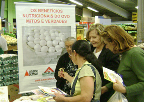 Donas de casa mineiras promovem o ovo em supermercado