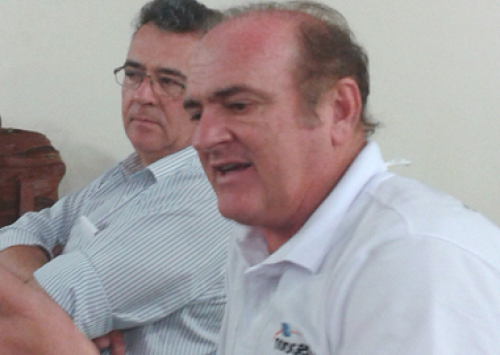 O homem que pedala na descida