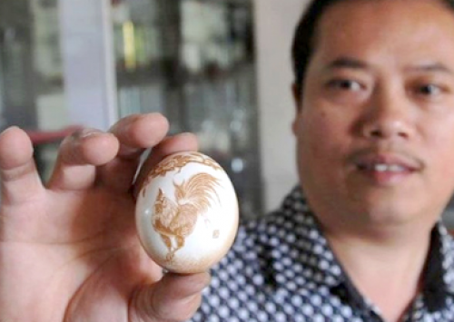 Artista chinês esculpe imagens à faca em casca de ovos 
