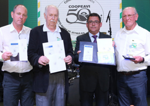 Coopeavi comemora 50 anos com festa, debates e livro