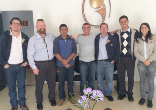 Clientes Hy-Line recebem visita do diretor de pesquisa internacional