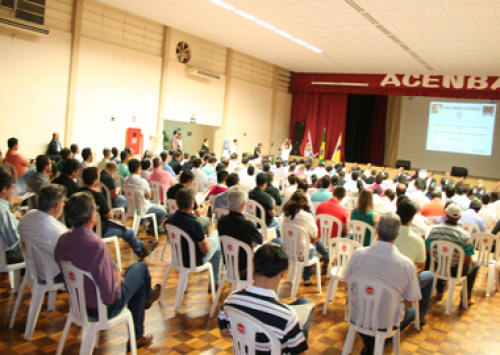 Em Bastos, Secretário da Agricultura alerta para a Influenza Aviária