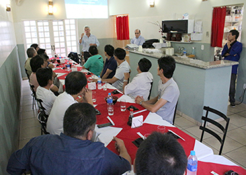 Geneticista da Hy-Line visita o Brasil e faz palestra em Bastos (SP)