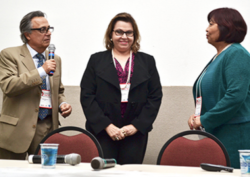 A zootecnista Alice Murakami recebe o prêmio Profissional do Ano da Facta