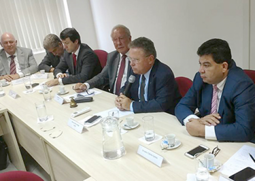 Ministro Blairo Maggi assina IN 10 buscando prevenção à influenza aviária