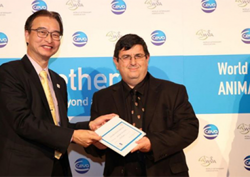 Adroaldo Zanella, da USP, ganha prêmio internacional de bem-estar animal