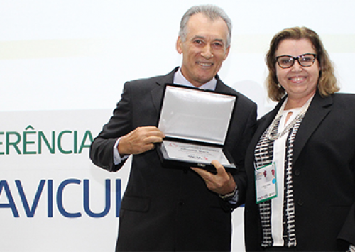 Alberto Back recebe o prêmio Profissional do Ano da FACTA