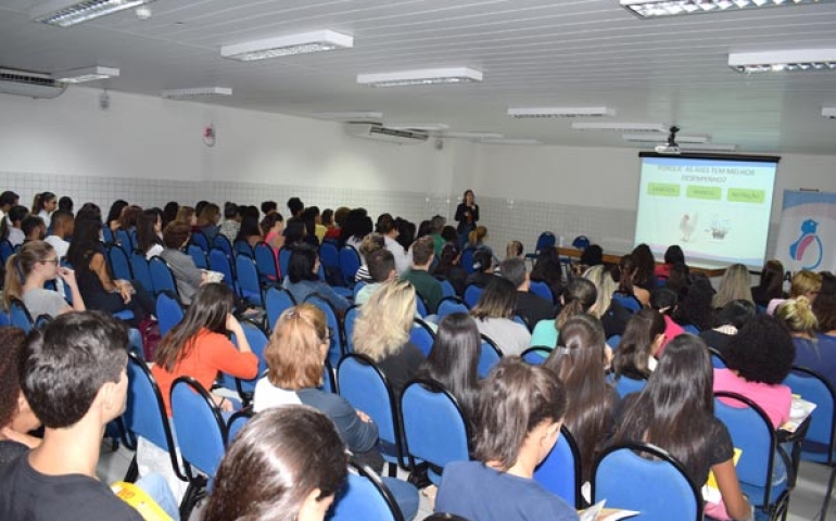 AVES realiza palestras sobre o ovo nas faculdades Católica e Multivix