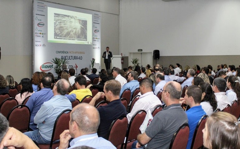 Facta realiza curso sobre bem-estar e enriquecimento ambiental para aves e suínos