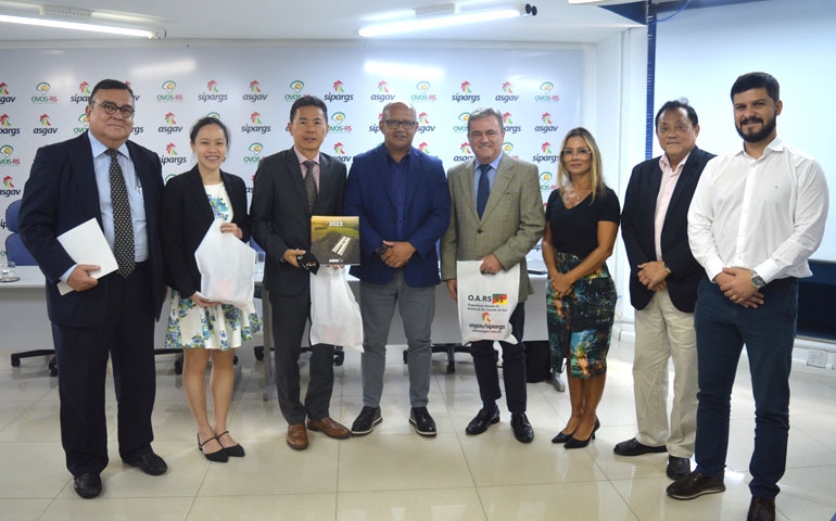Organização Avícola do Rio Grande do Sul recebe visita da Embaixada de Singapura