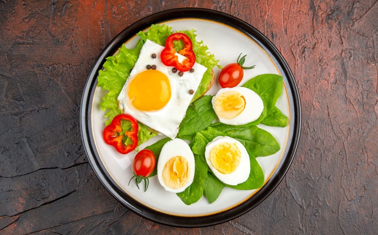 Ovos inteiros na dieta vegetariana: benefícios para a saúde e o metabolismo