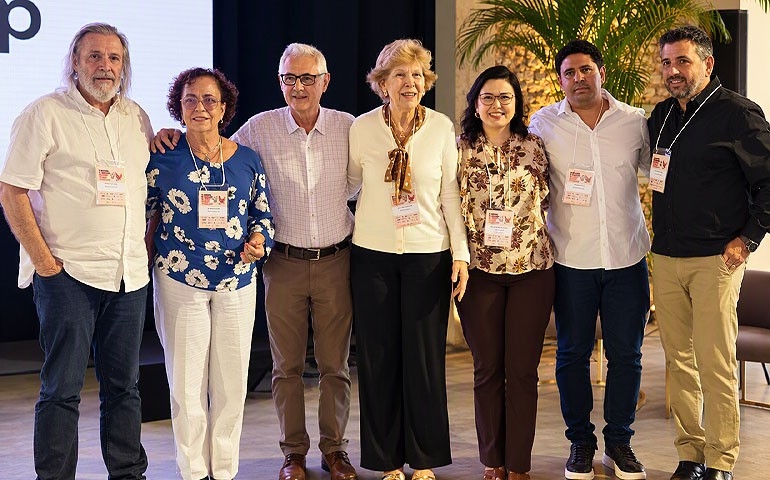 Prof. Angelo Berchieri Junior é homenageado durante o 23º Simpósio de Atualização em Postura Comercial