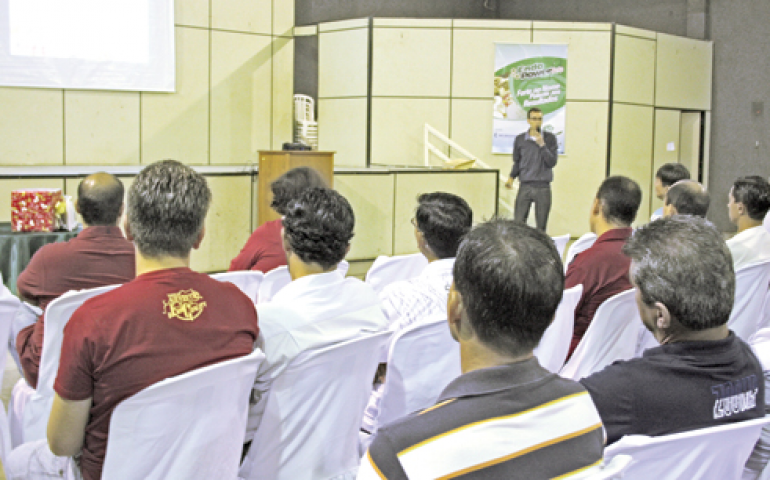 Uniquímica promove palestra sobre enzimas na postura