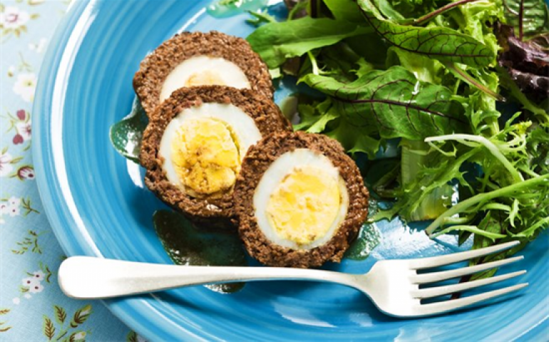 Bolinhos de carne moída recheado com ovos