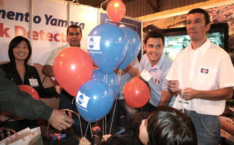 A agitação nos estandes da Festa do Ovo 2012