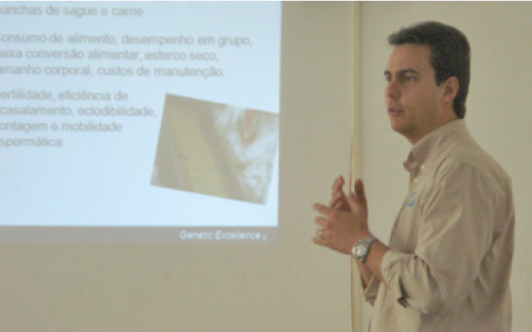 Miniseminário da Hy-Line debate genética com avicultores de Bastos