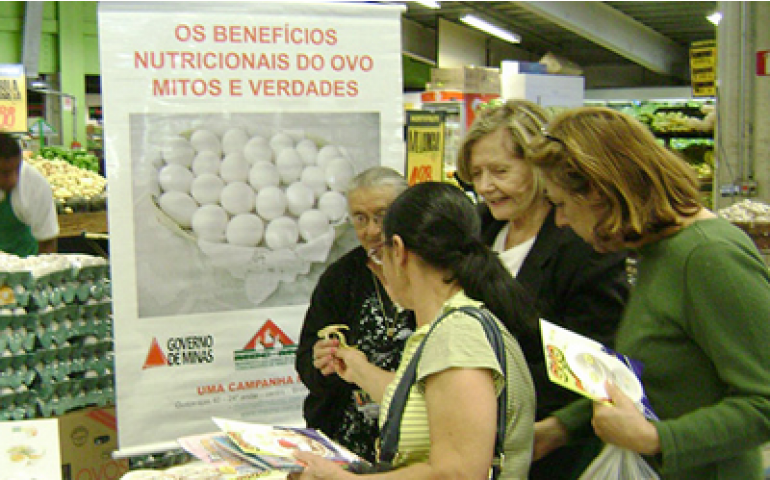 Donas de casa mineiras promovem o ovo em supermercado