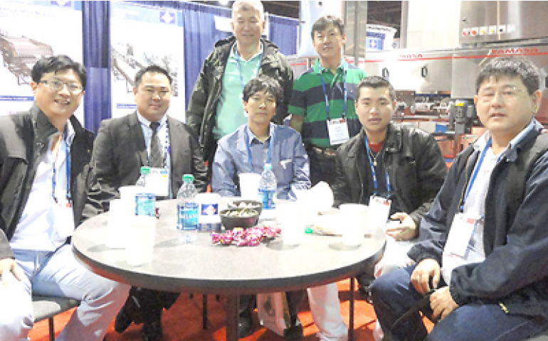 Avicultores de Bastos visitam estande da Yamasa, em Atlanta