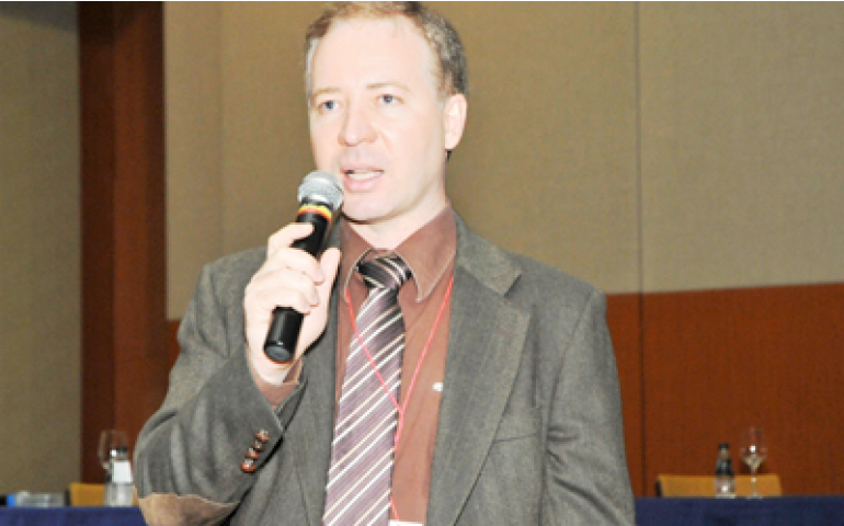 Hackenhaar debate aminoácidos sintéticos no Congresso da APA