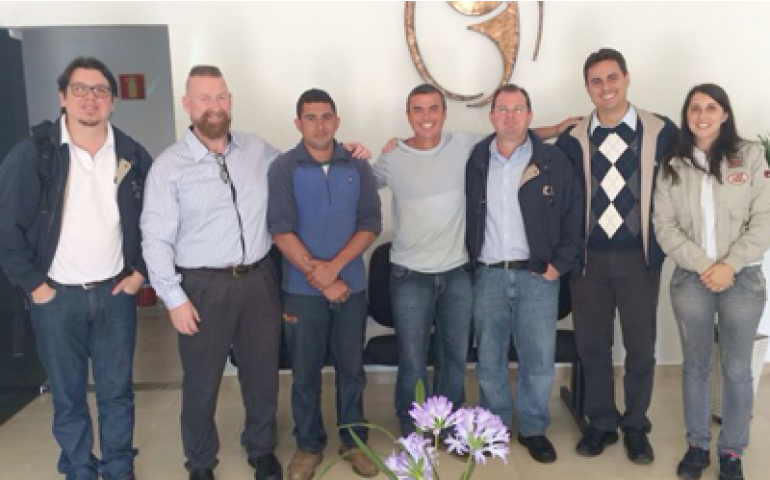 Clientes Hy-Line recebem visita do diretor de pesquisa internacional