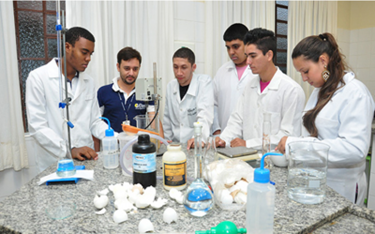 Alunos da Etec de Barretos usam casca de ovos no pré-tratamento de água