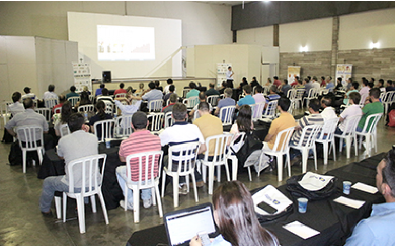 Curso de manejo da Hy-Line reúne mais de 100 profissionais em Bastos (SP)
