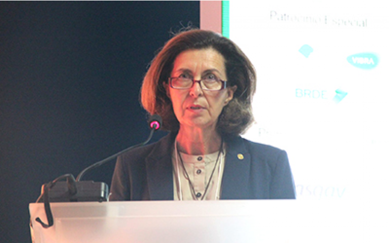 Diretora da Organização Mundial de Saúde Animal prestigia o Avisulat 2016