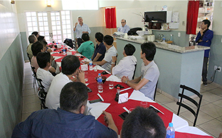 Geneticista da Hy-Line visita o Brasil e faz palestra em Bastos (SP)