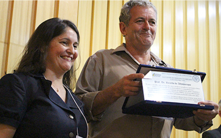 Prof. Ricardo de Albuquerque recebe homenagem durante Congresso da APA