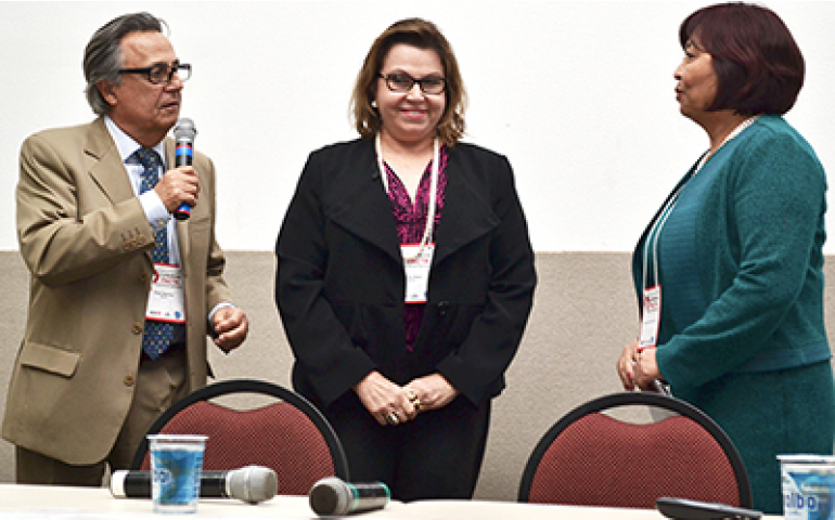 A zootecnista Alice Murakami recebe o prêmio Profissional do Ano da Facta