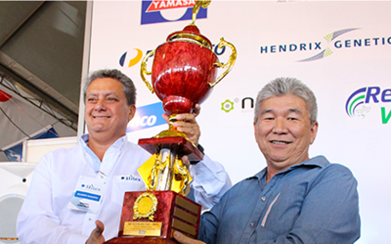 Os melhores em qualidade de ovos recebem seus troféus em Bastos 