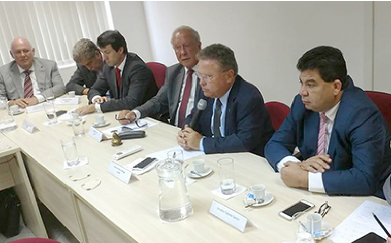 Ministro Blairo Maggi assina IN 10 buscando prevenção à influenza aviária