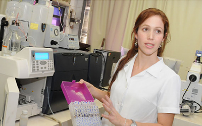 Cientista Juliana Bueno, da Yes, recebe prêmio por inovação tecnológica