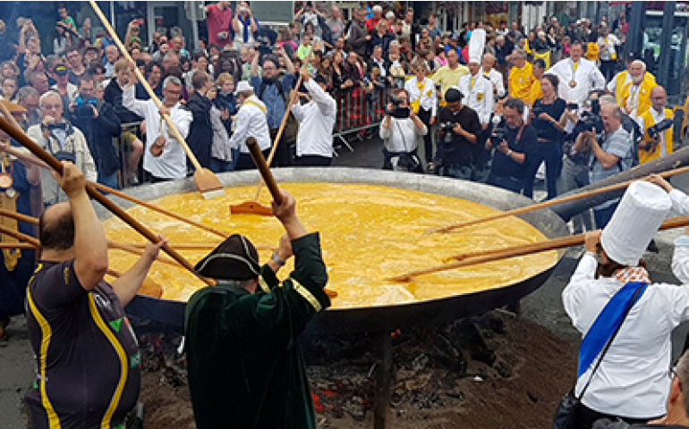 Bélgica faz omelete gigante com 10 mil ovos