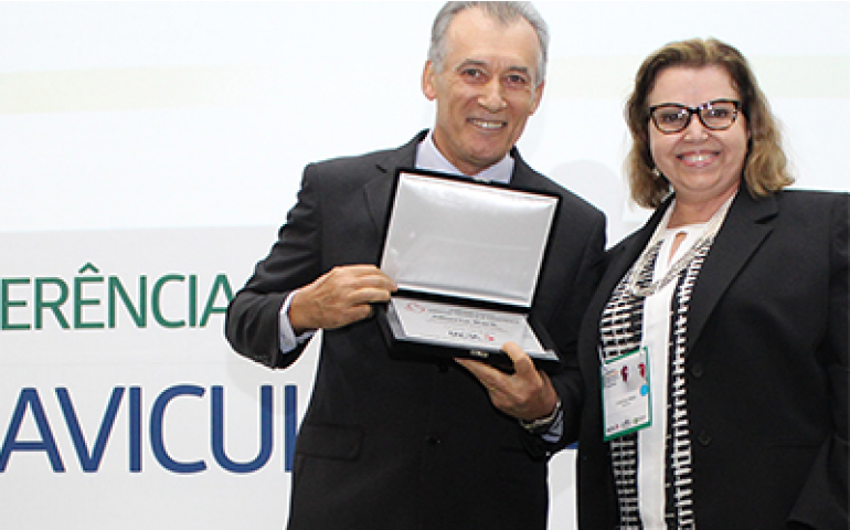 Alberto Back recebe o prêmio Profissional do Ano da FACTA