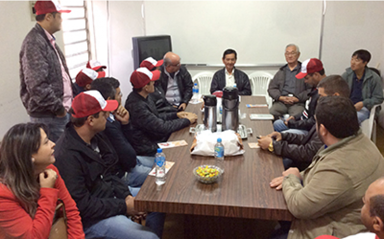 Produtores de São Bento do Una visitam avicultura de Bastos